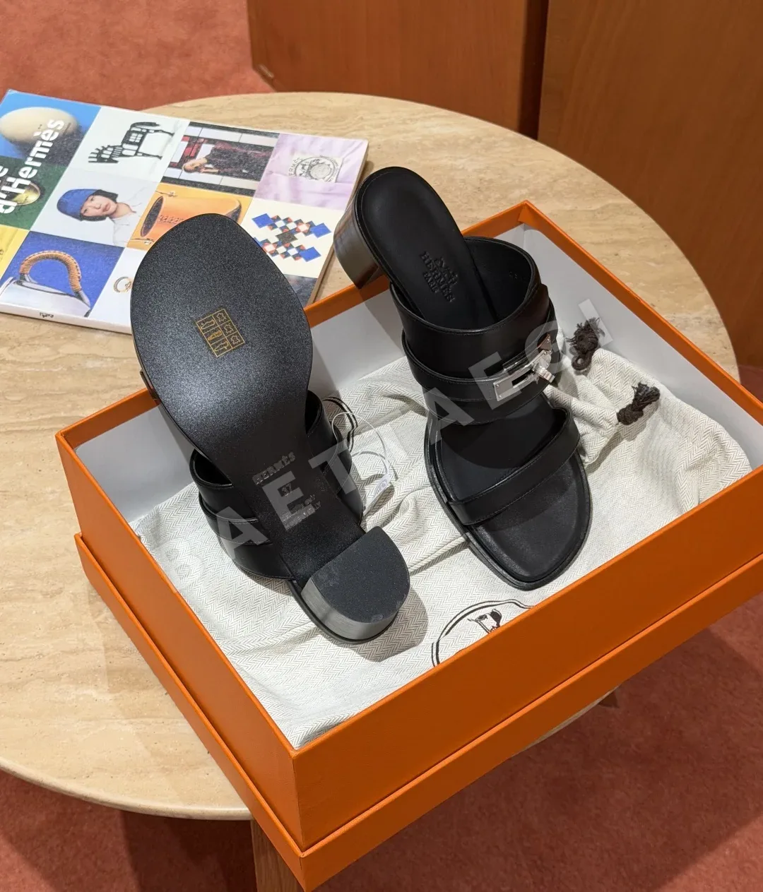 에르메스 샌들 블랙 가죽 5 cm 굽 높이 상세 이미지 3
