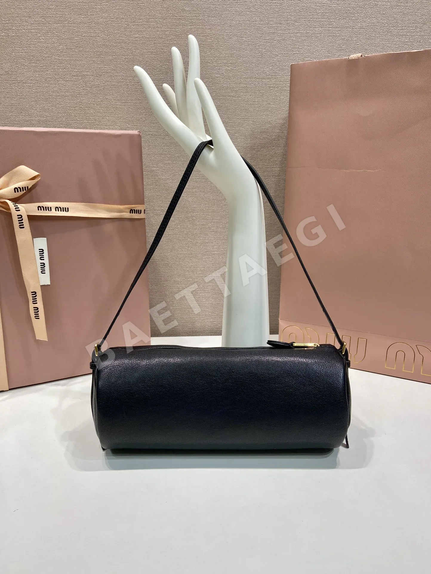미우미우 나파 가죽 숄더 파우치 5NE851 상세 이미지 4