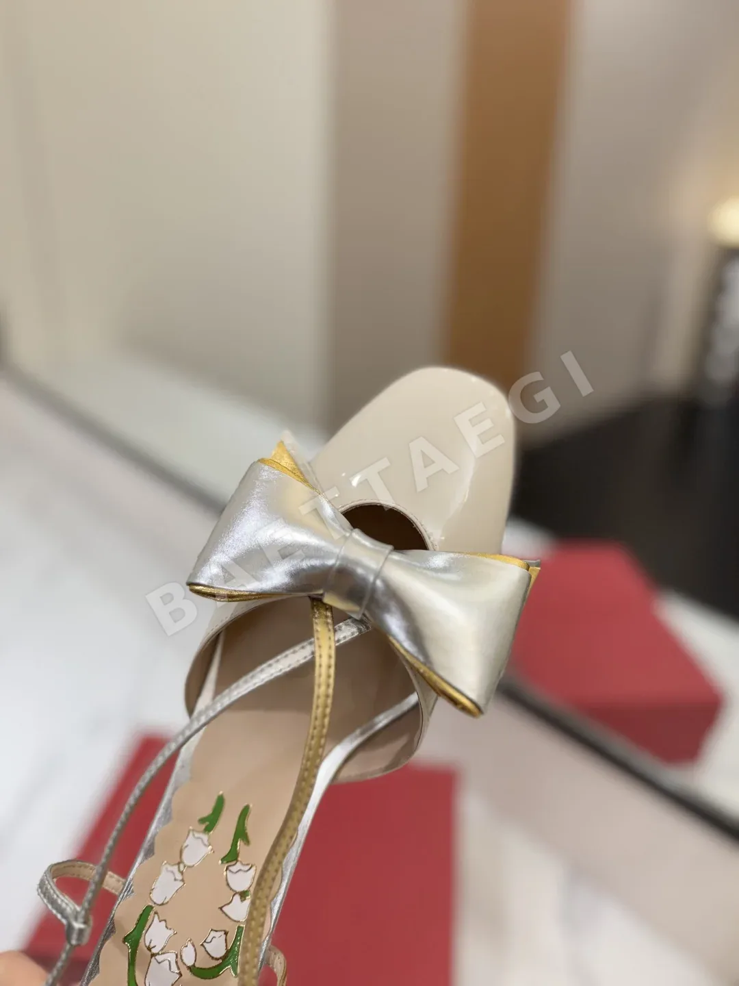 발렌티노 V로고 리본 라운드 토 샌들 상세 이미지 6