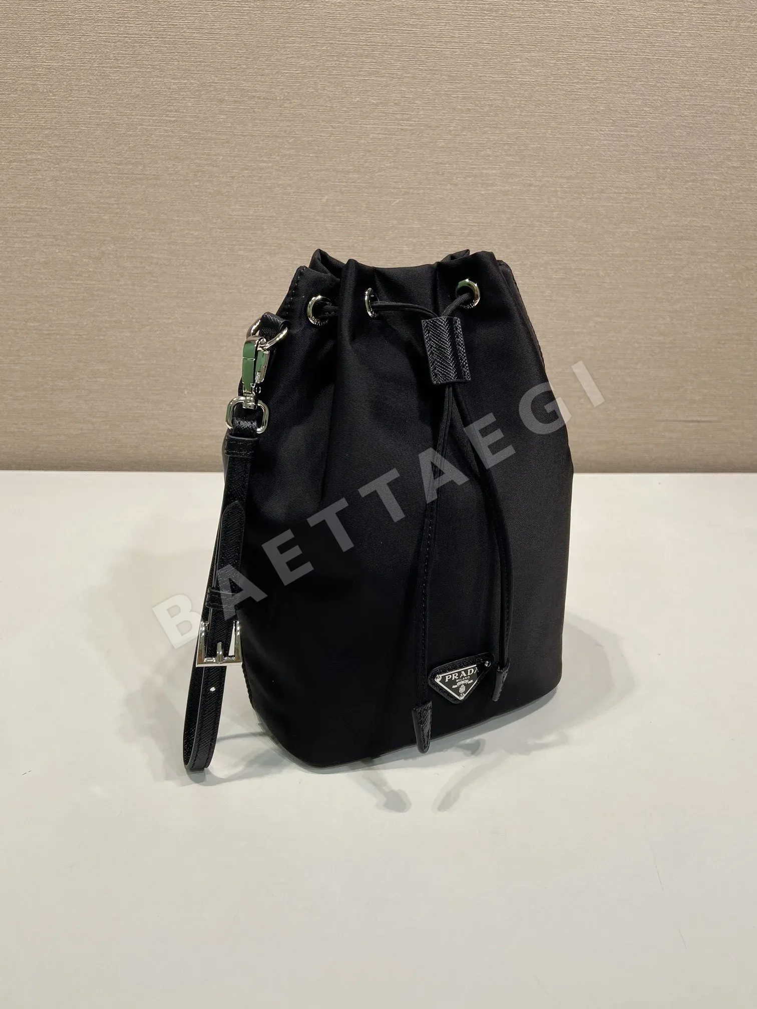 프라다 나일론 클러치백 상세 이미지 2
