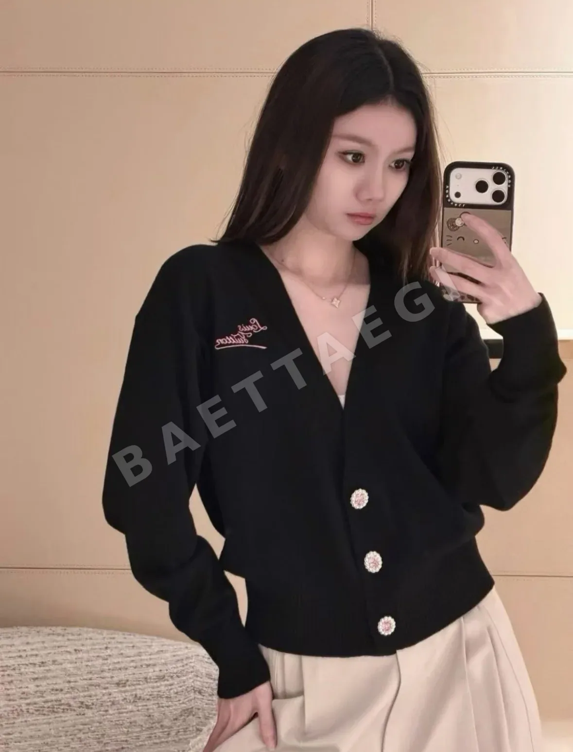 루이비통 분홍 자수 플라워 버튼 여성 가디건 상세 이미지 4