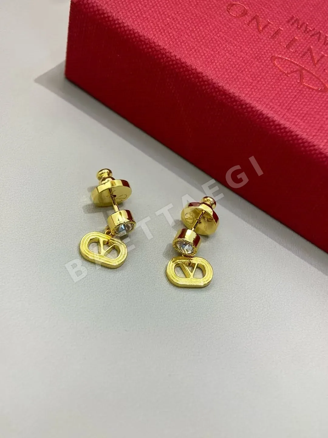 발렌티노 메탈 스터드 다이아몬드 장식 귀걸이 상세 이미지 5