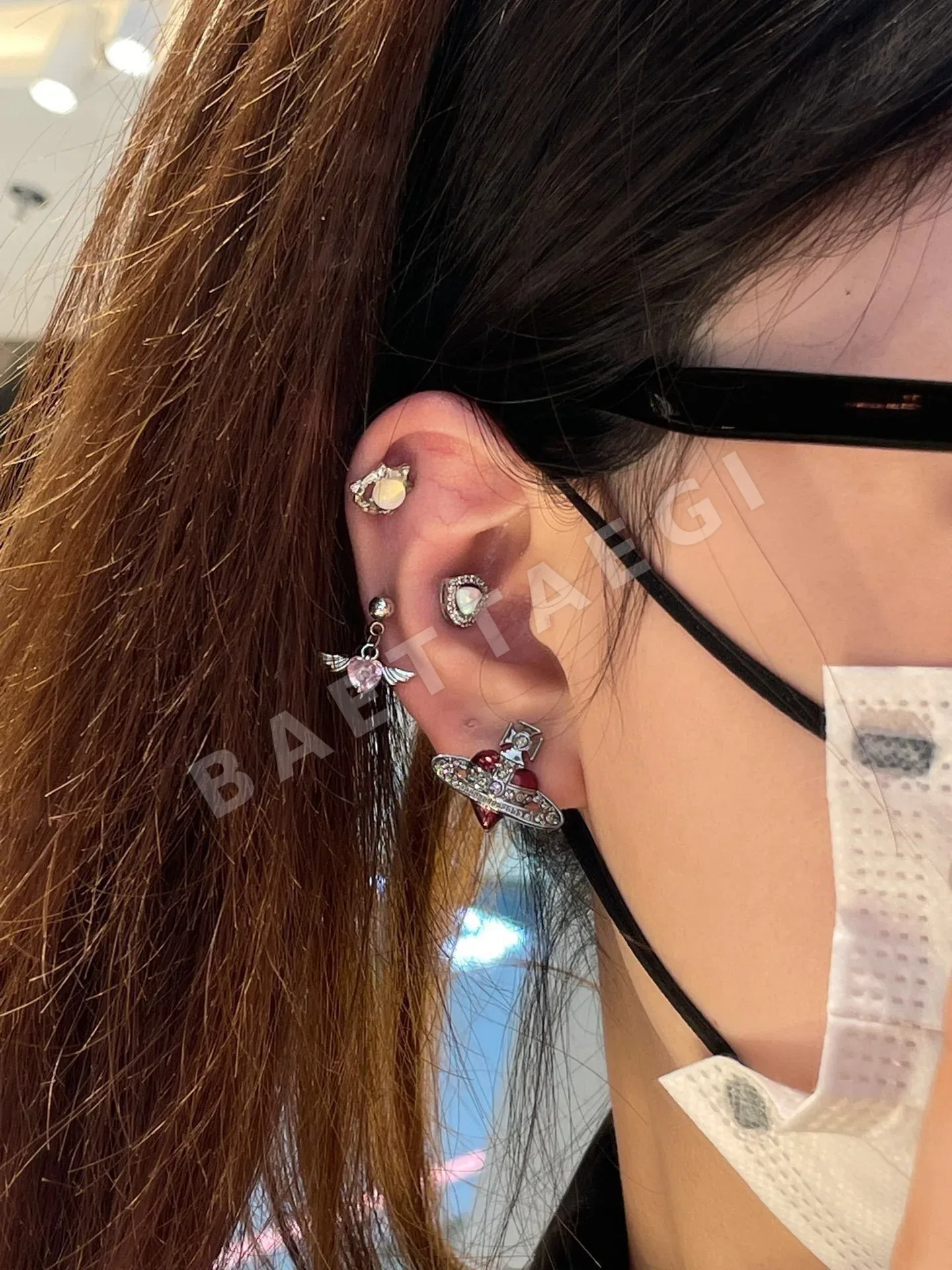 비비안웨스트우드 하트 토성 장식 귀걸이 상세 이미지 2