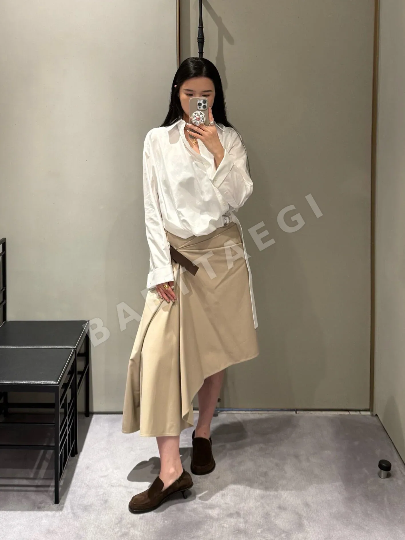 로에베 카키색 비대칭 플리츠 미디 스커트 상세 이미지 4