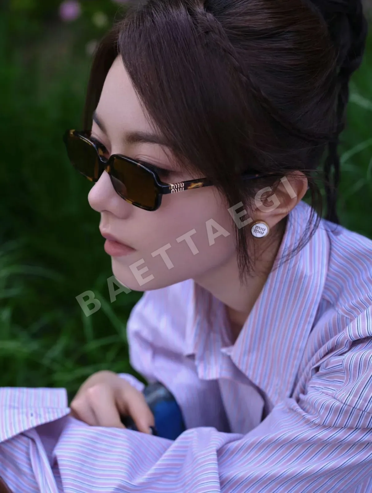 미우미우 컬러 에나멜 메탈 원형 버튼 M자형 스터드 귀걸이 상세 이미지 5