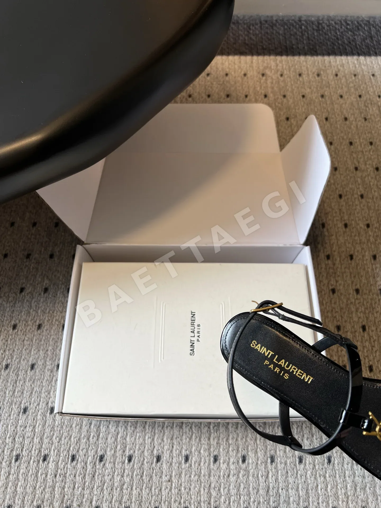 생로랑 YSL 버클 플립플롭 샌들 상세 이미지 8