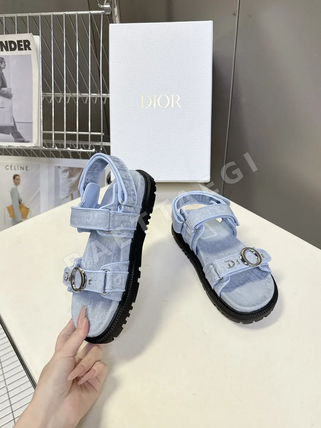 디올 오블리크 모노그램 벨크로 샌들 상세 이미지 4