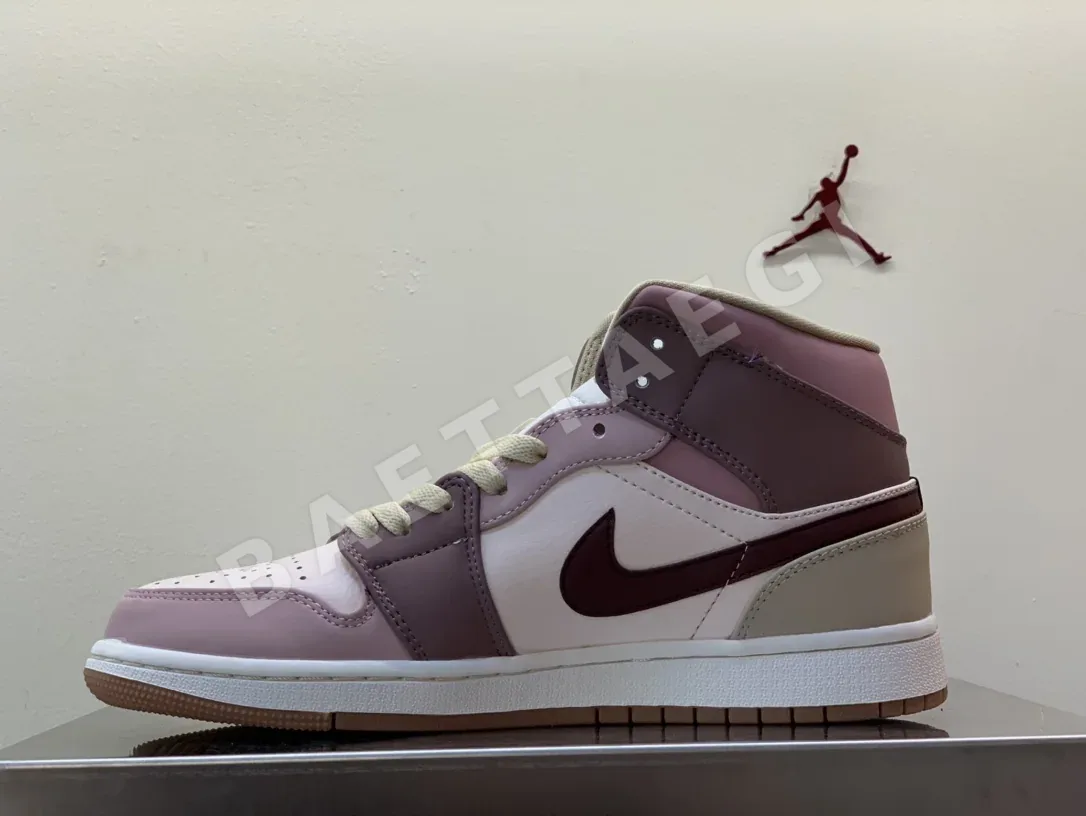 나이키조던 에어 조던 1 미드 스모키 그레이 농구화 상세 이미지 2