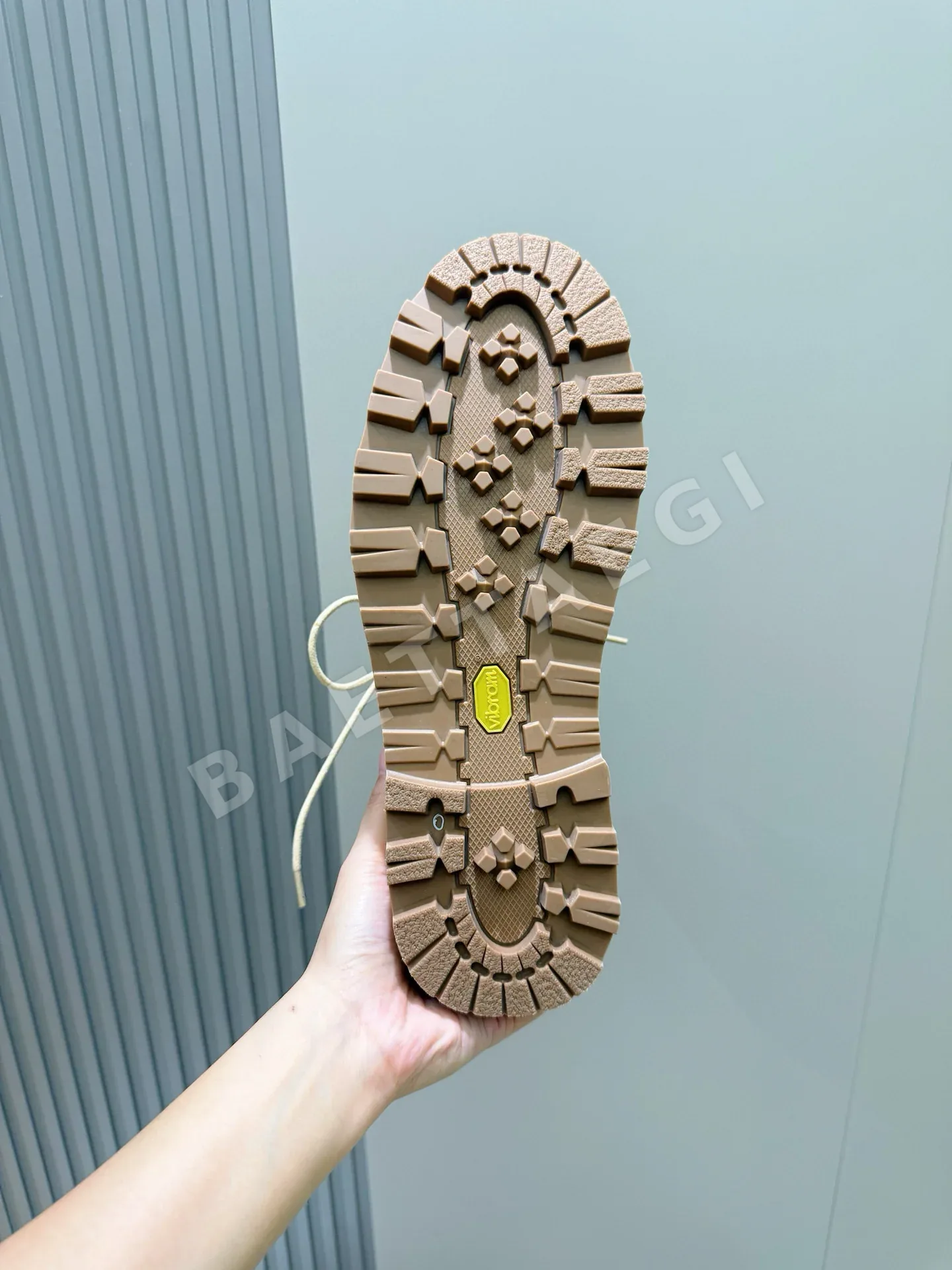 몽클레르 부츠 남성 가죽 하이컷 디자인 상세 이미지 9