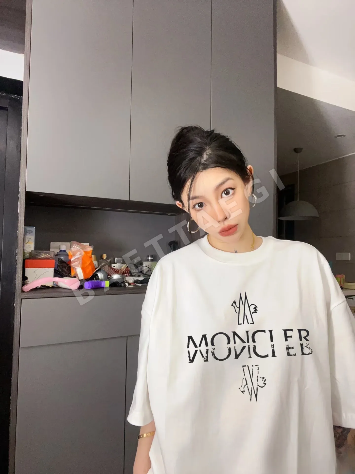 몽클레르 반사 로고 여성 반팔 티셔츠 상세 이미지 3