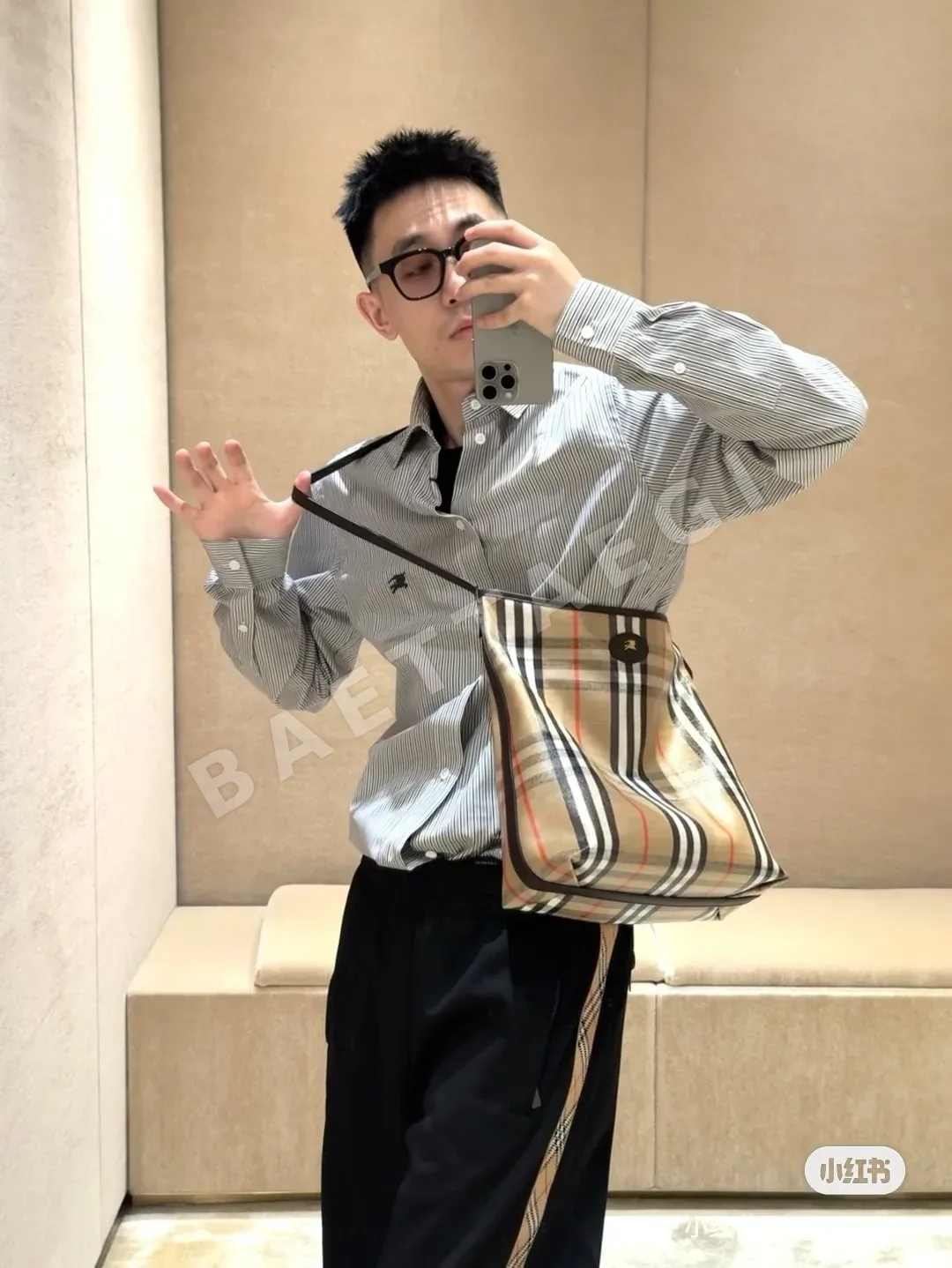 버버리 하이랜드 숄더백 상세 이미지 9