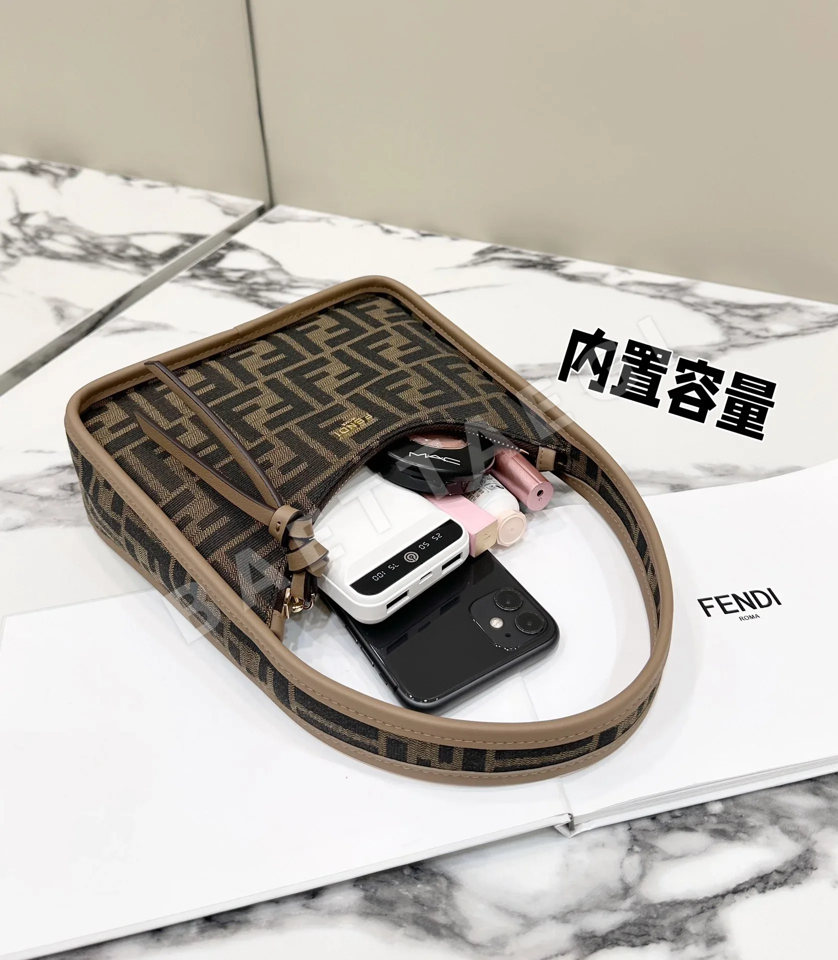 펜디 모노그램 미니 숄더백 상세 이미지 9