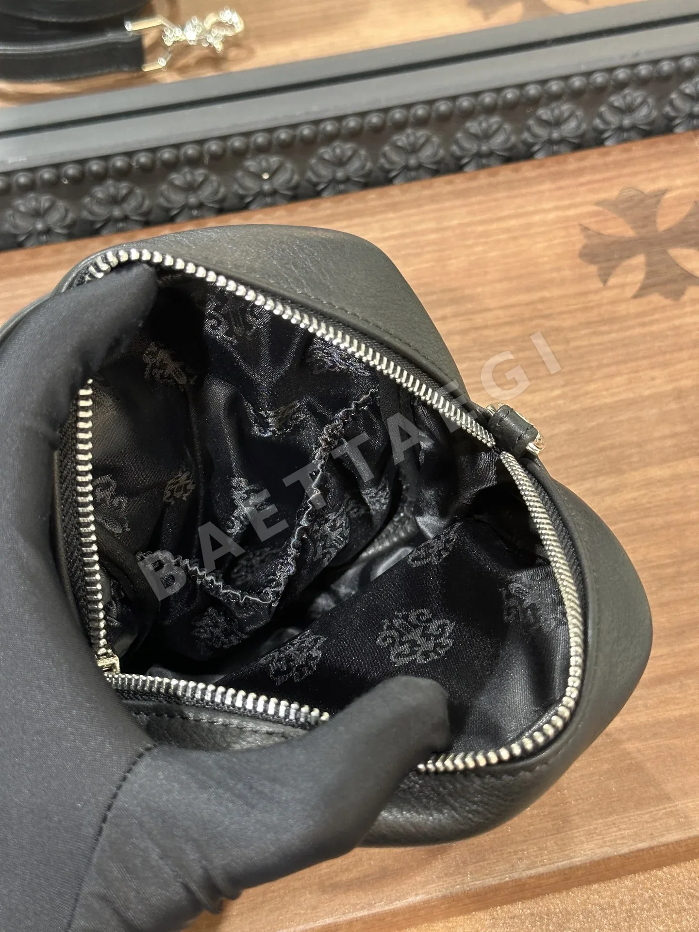 크롬하츠 블랙 가죽 카메라백 상세 이미지 5