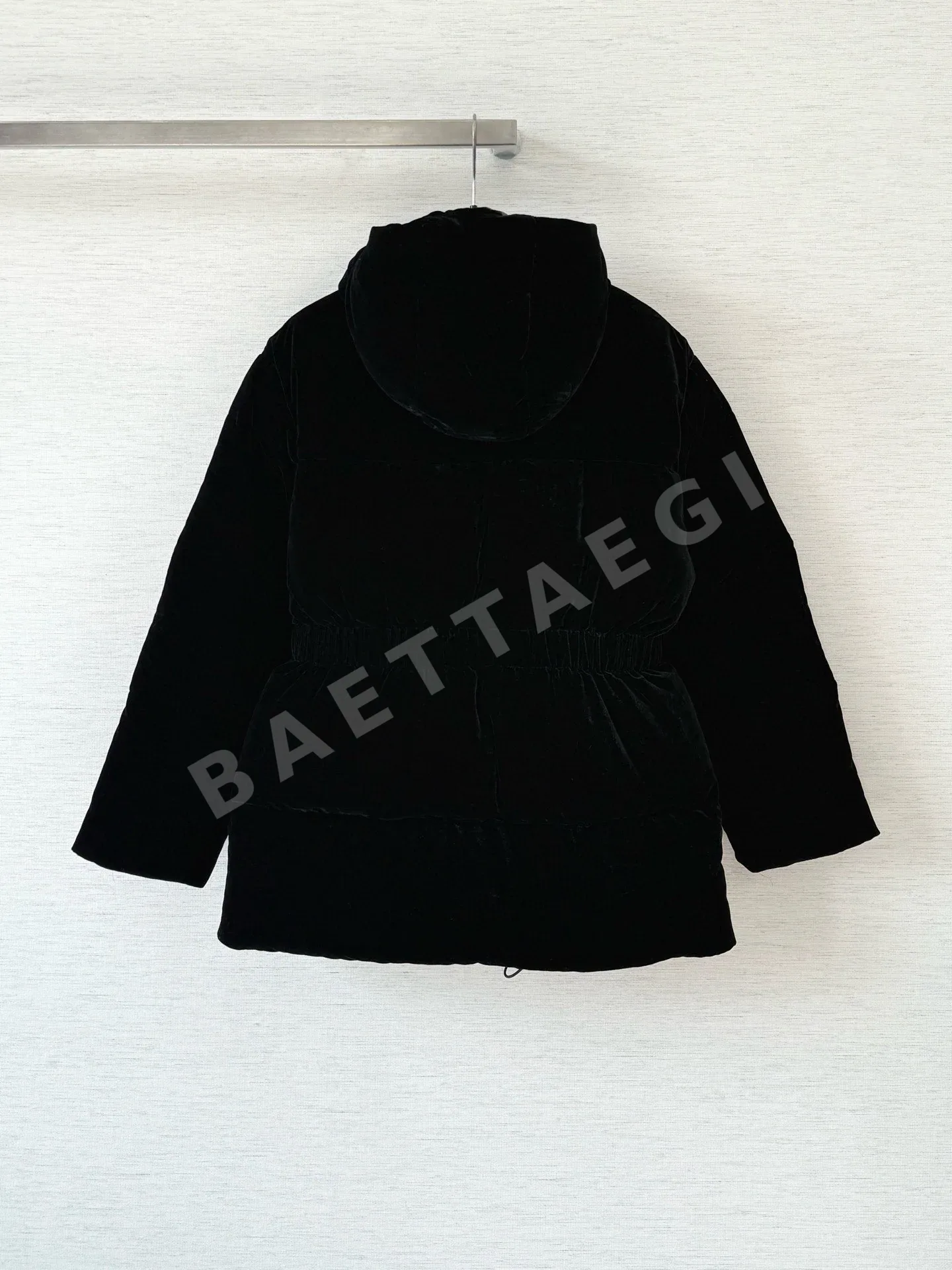프라다 메탈릭 로고 벨벳 슬림핏 다운 자켓 상세 이미지 2