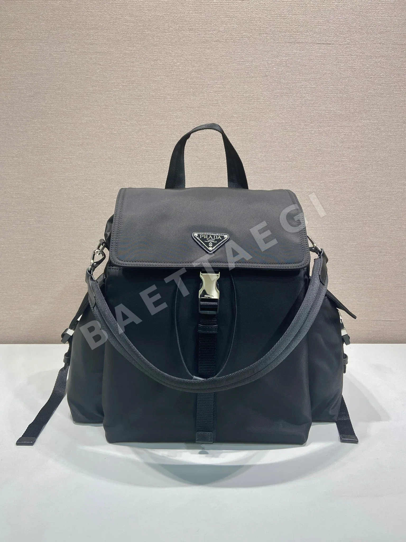 프라다 Explore 멀티포켓 나일론 가방 2VZ118