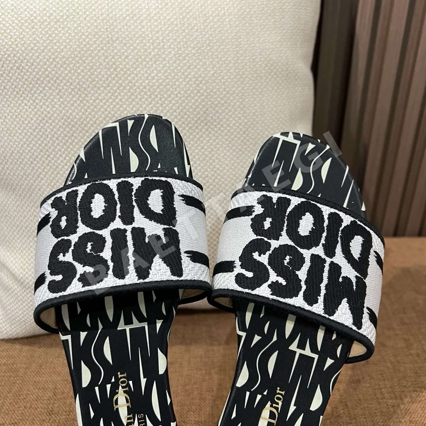 디올 자수 캔버스 샌들 상세 이미지 8