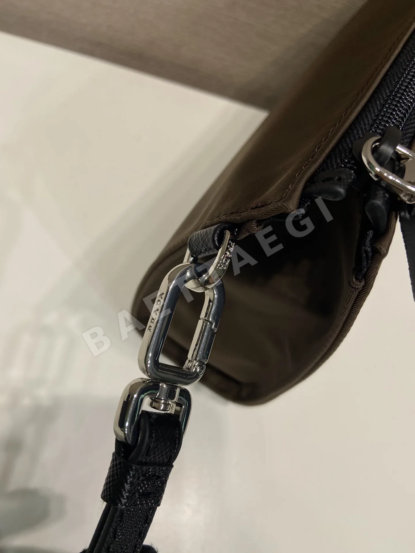 프라다 나일론 소가죽 클러치백 2NE789 상세 이미지 6