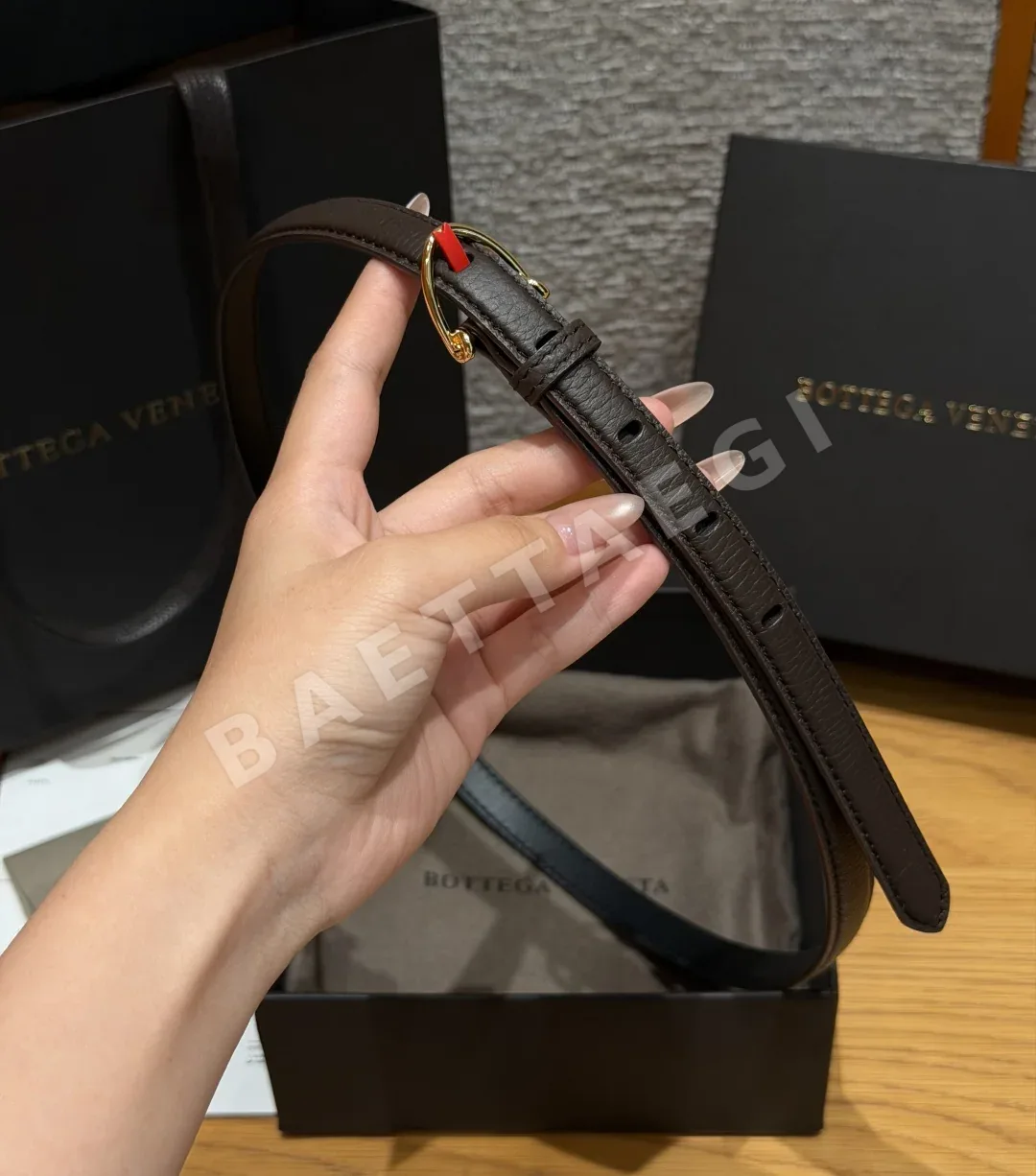 보테가베네타 호스슈핀 버클 소가죽 슬림 벨트 상세 이미지 4