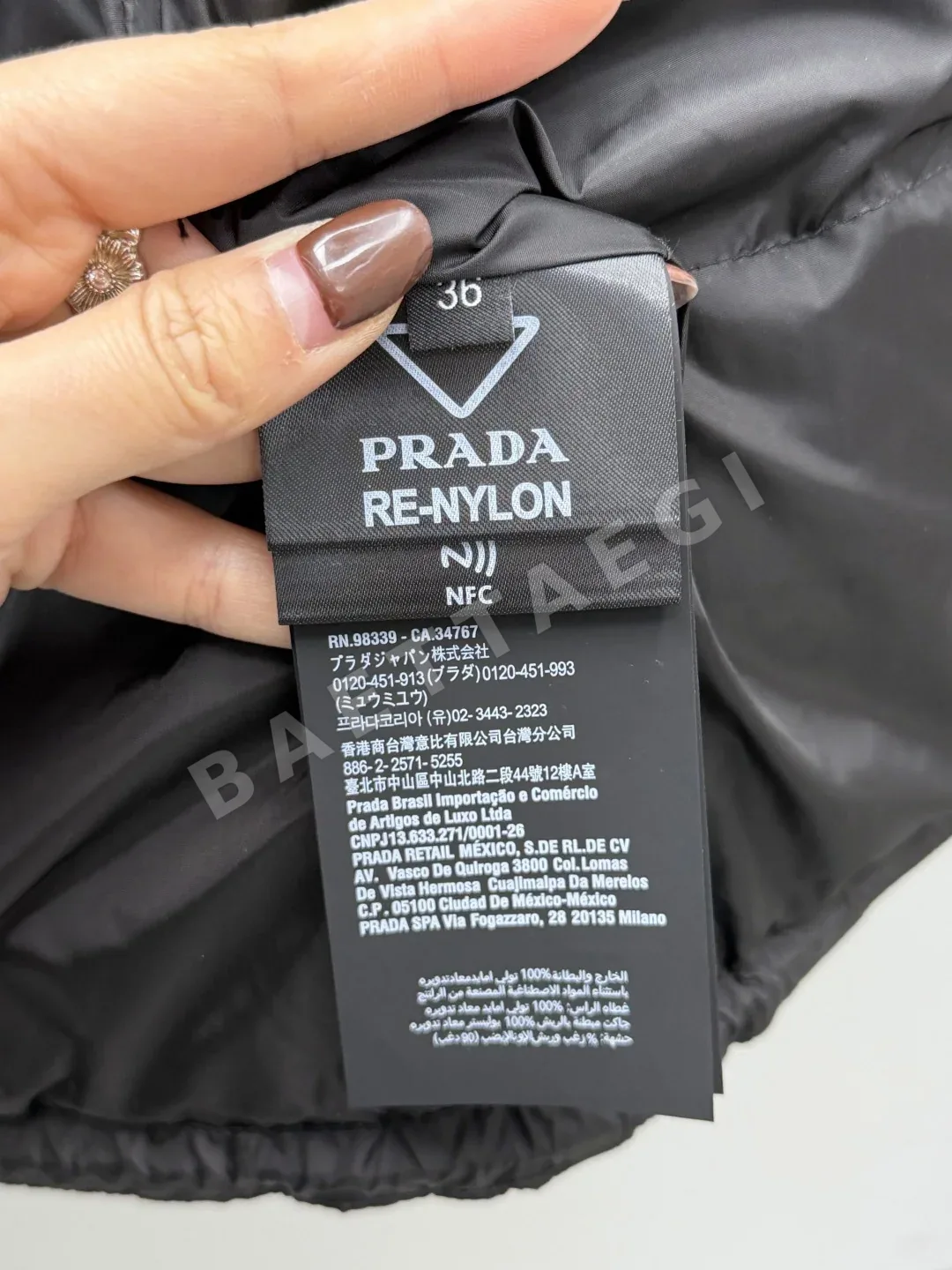 프라다 탈착 폭스퍼 카라 리사이클 패딩 재킷 상세 이미지 8