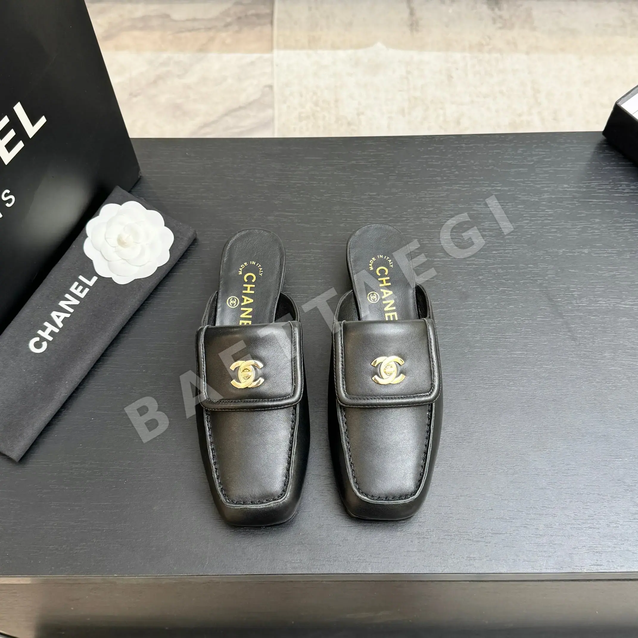샤넬 26C 더블 C 버클 램스킨 스퀘어토 슬리퍼 98418