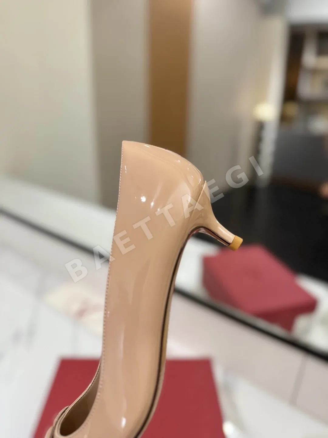 발렌티노 V자 버클 송아지가죽 하이힐 샌들 상세 이미지 7