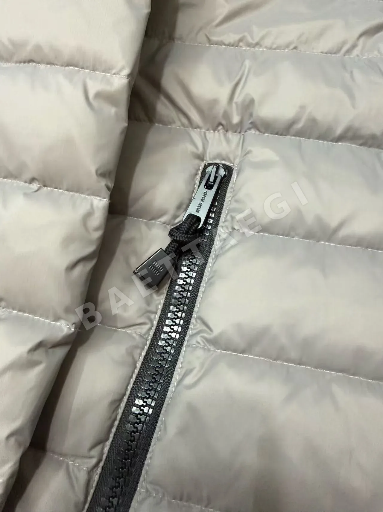 미우미우 라이트웨이트 폰지 다운 자켓 상세 이미지 7