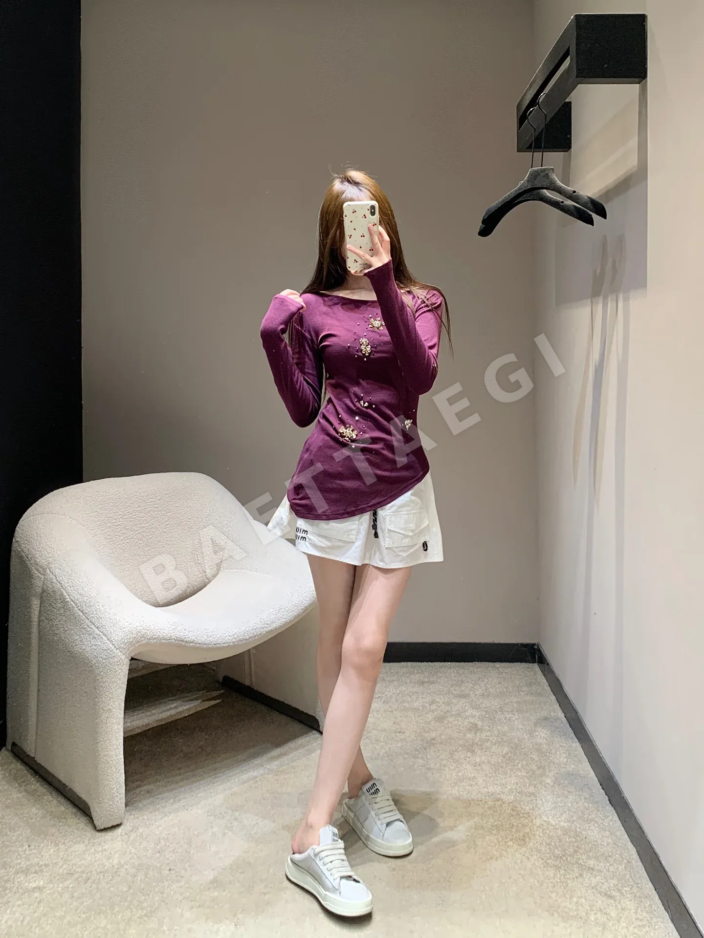 미우미우 큐빅 장식 긴팔 티셔츠 여성의류 상세 이미지 4