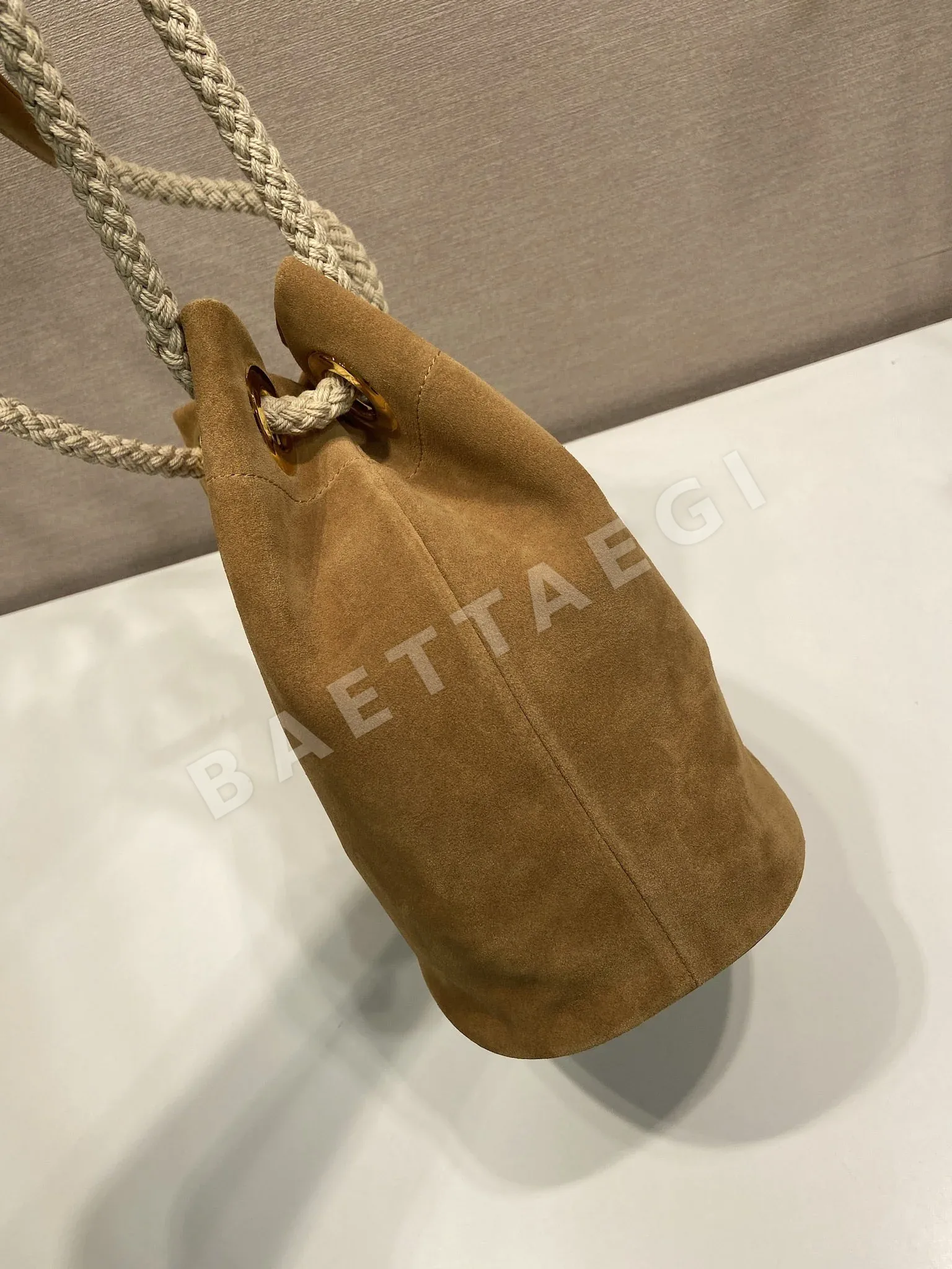 프라다 스웨이드 버킷백 1BE082 상세 이미지 5