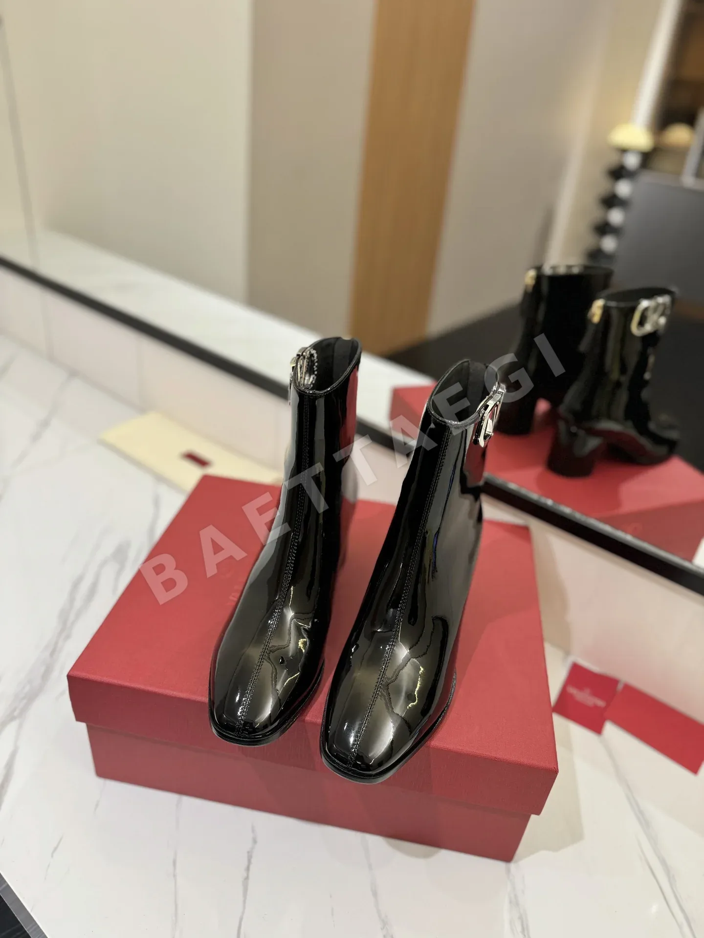 발렌티노 V로고 컷아웃 부츠 상세 이미지 3