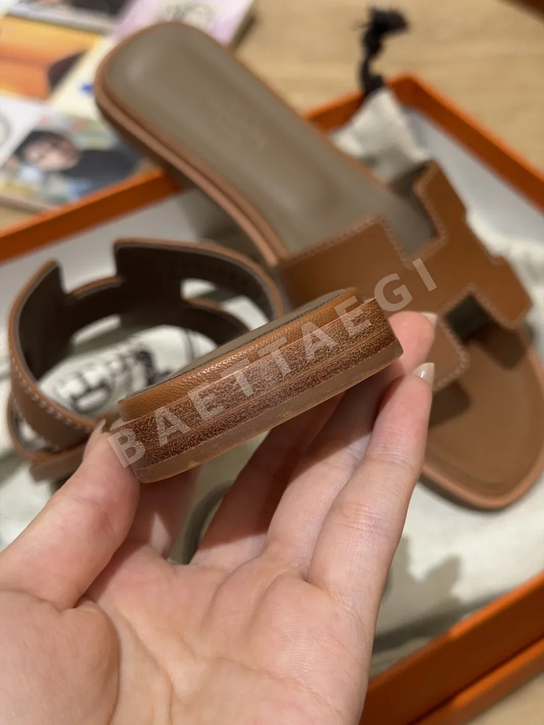 에르메스 오란 샌들 골든브라운 가죽 클래식 H 컷아웃 상세 이미지 8