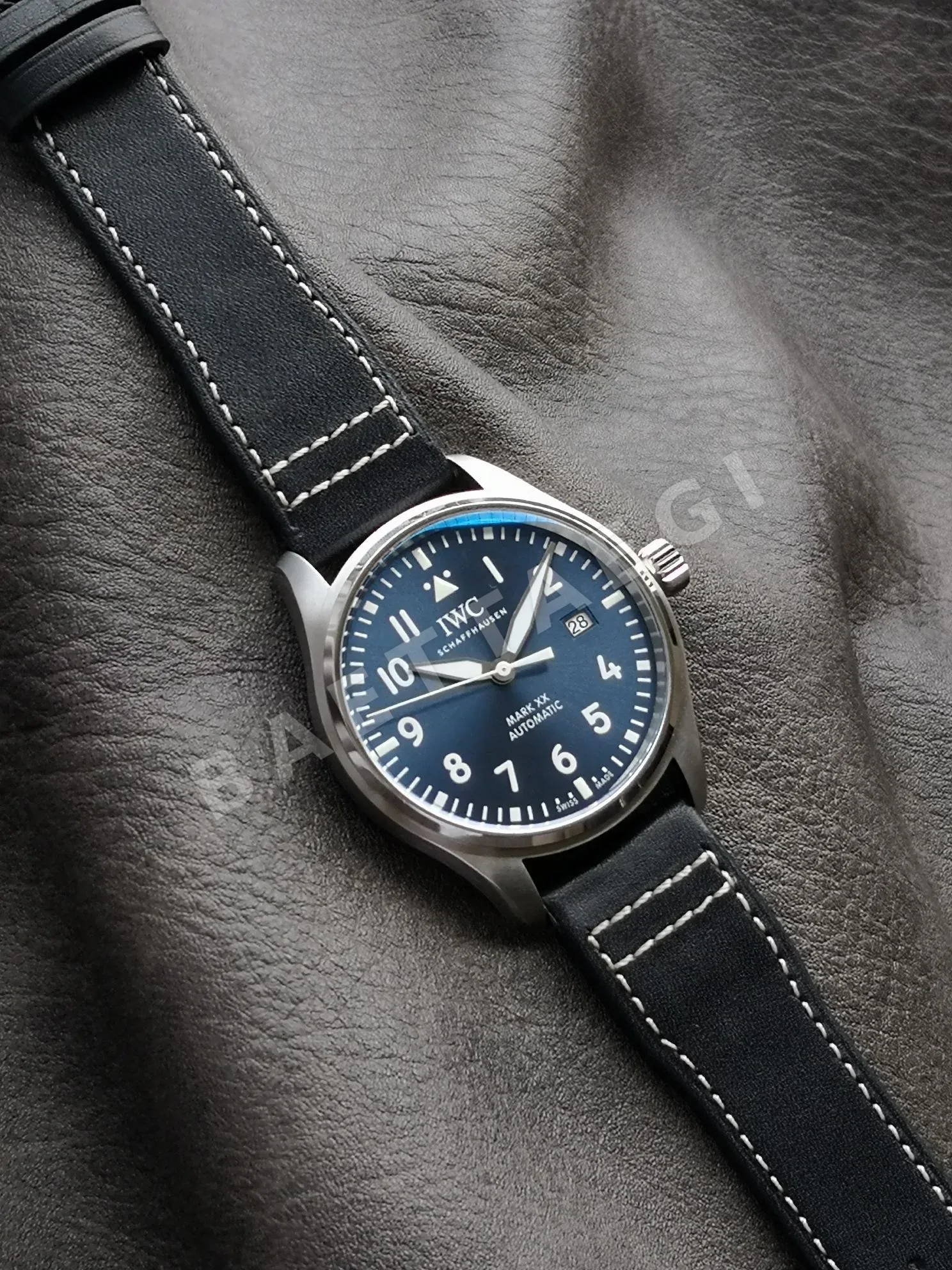 IWC 파일럿 워치 블루 다이얼 가죽 스트랩 자동 시계 IW328203 상세 이미지 6