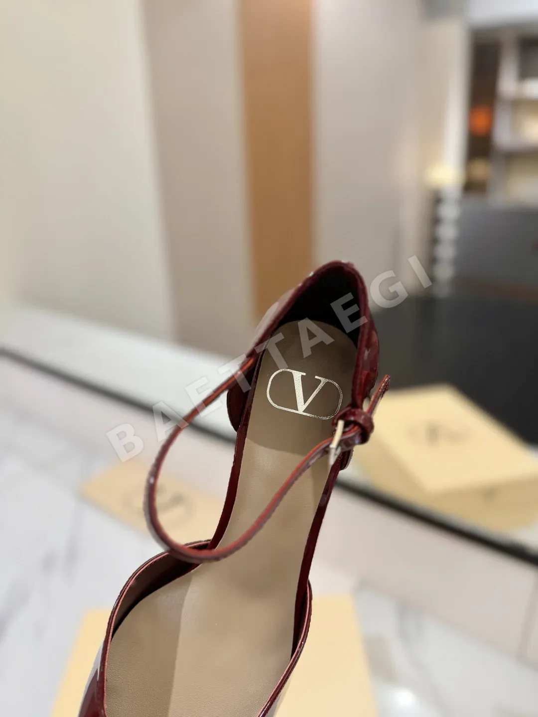 발렌티노 레더 메탈 브이 버클 펌프스 힐 상세 이미지 7