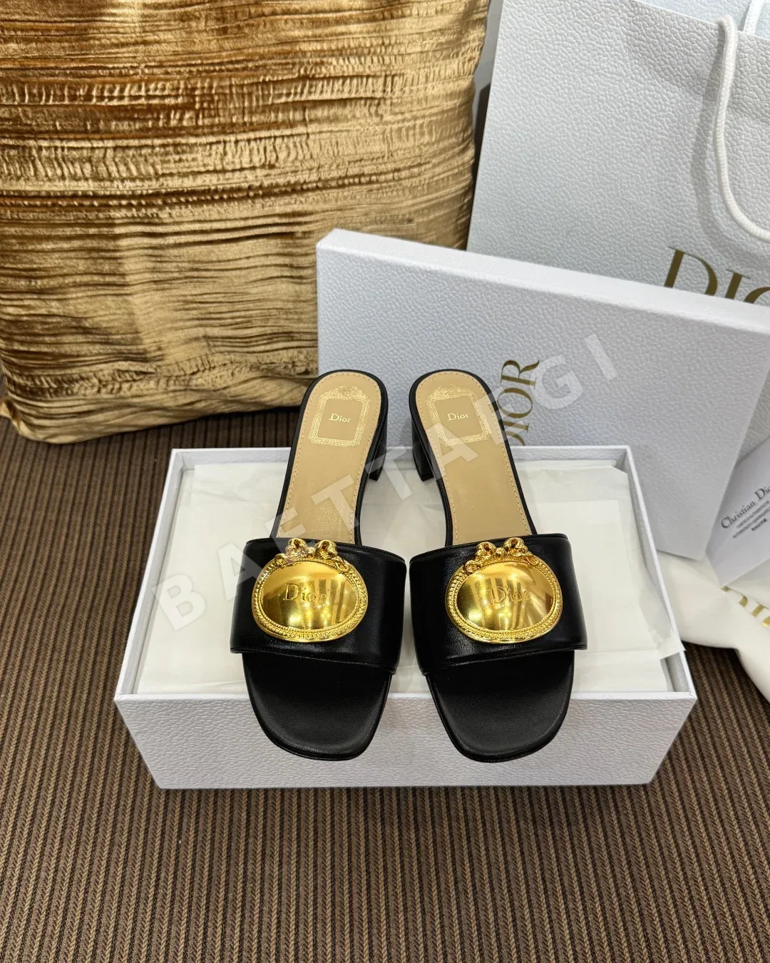 디올 카나쥬 메탈 버클 샌들 102387