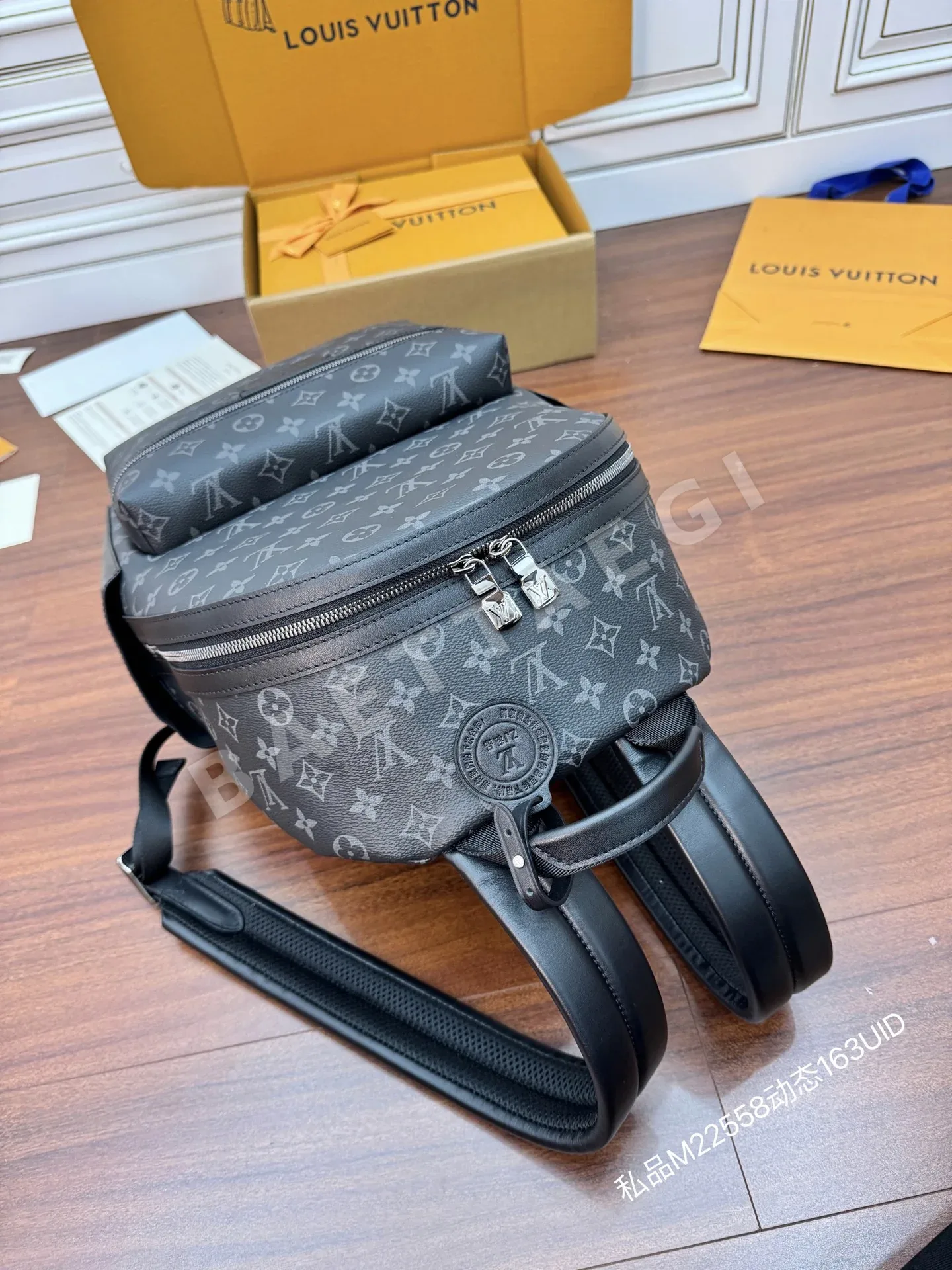루이비통 M22558 가죽 가방 상세 이미지 3