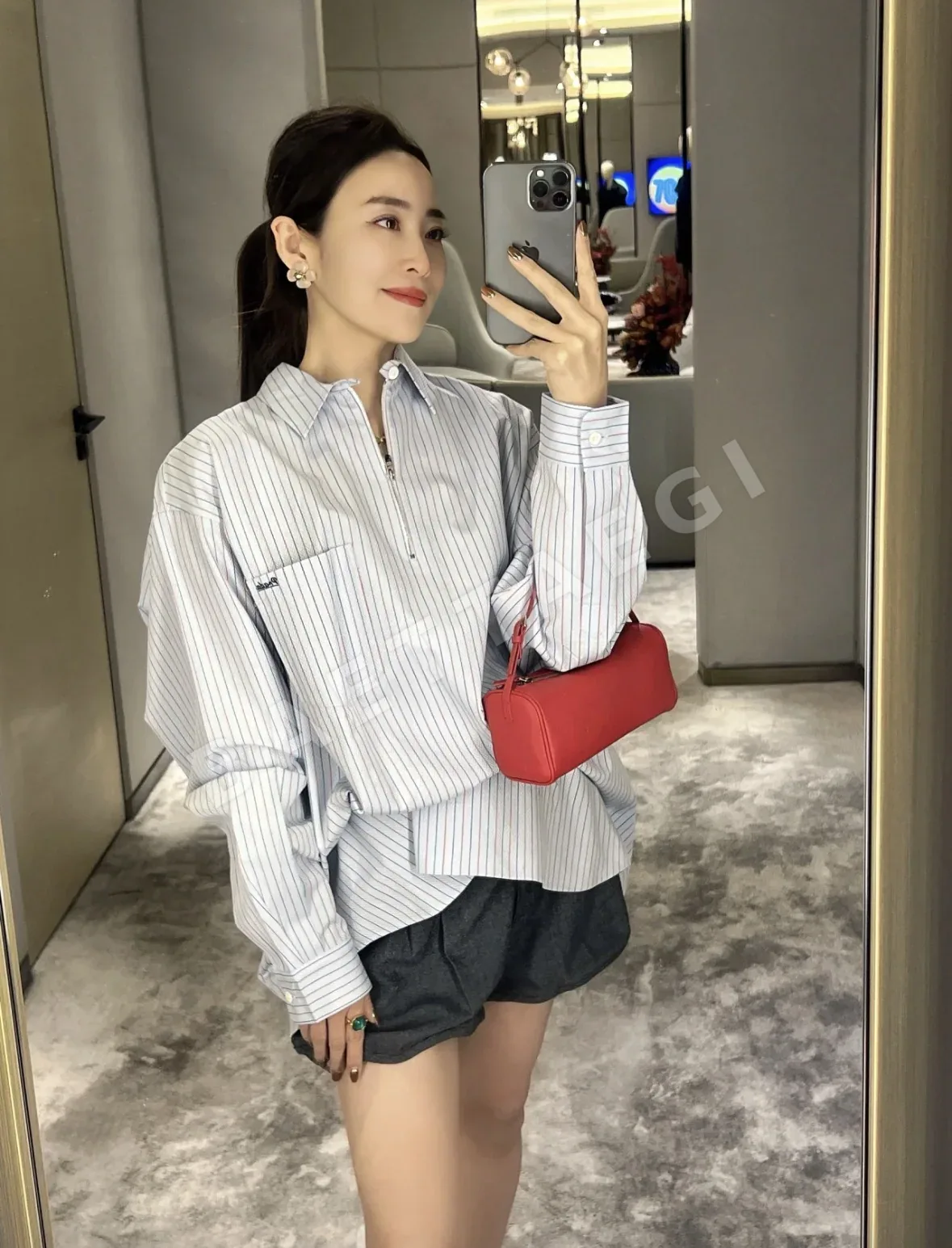 프라다 스트라이프 하프 지퍼 오버사이즈 셔츠 상세 이미지 6