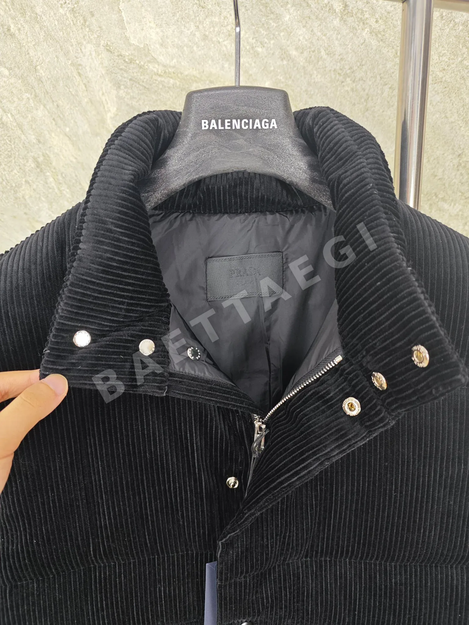 프라다 코듀로이 다운 남성 조끼 상세 이미지 3