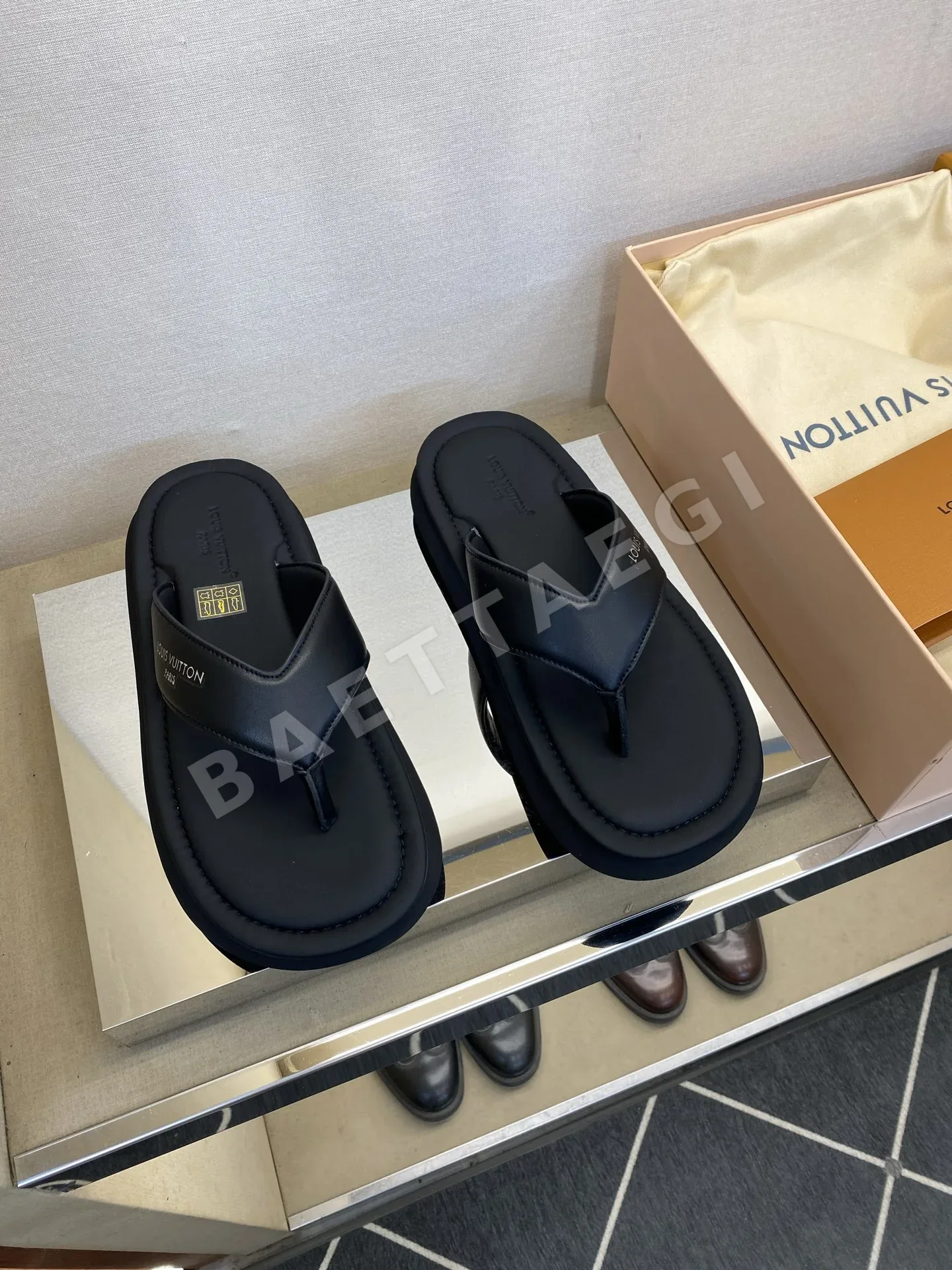 루이비통 송아지가죽 남성 슬리퍼 129600