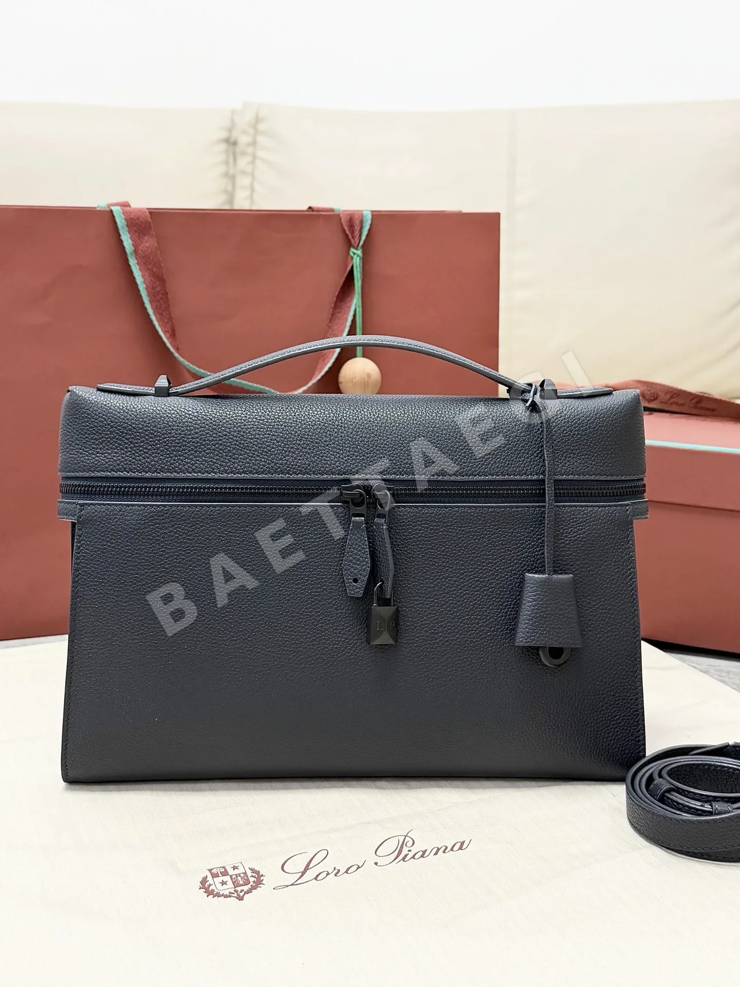 로로피아나 엑스트라 메신저백 가죽 숄더백 FAQ8718 133919