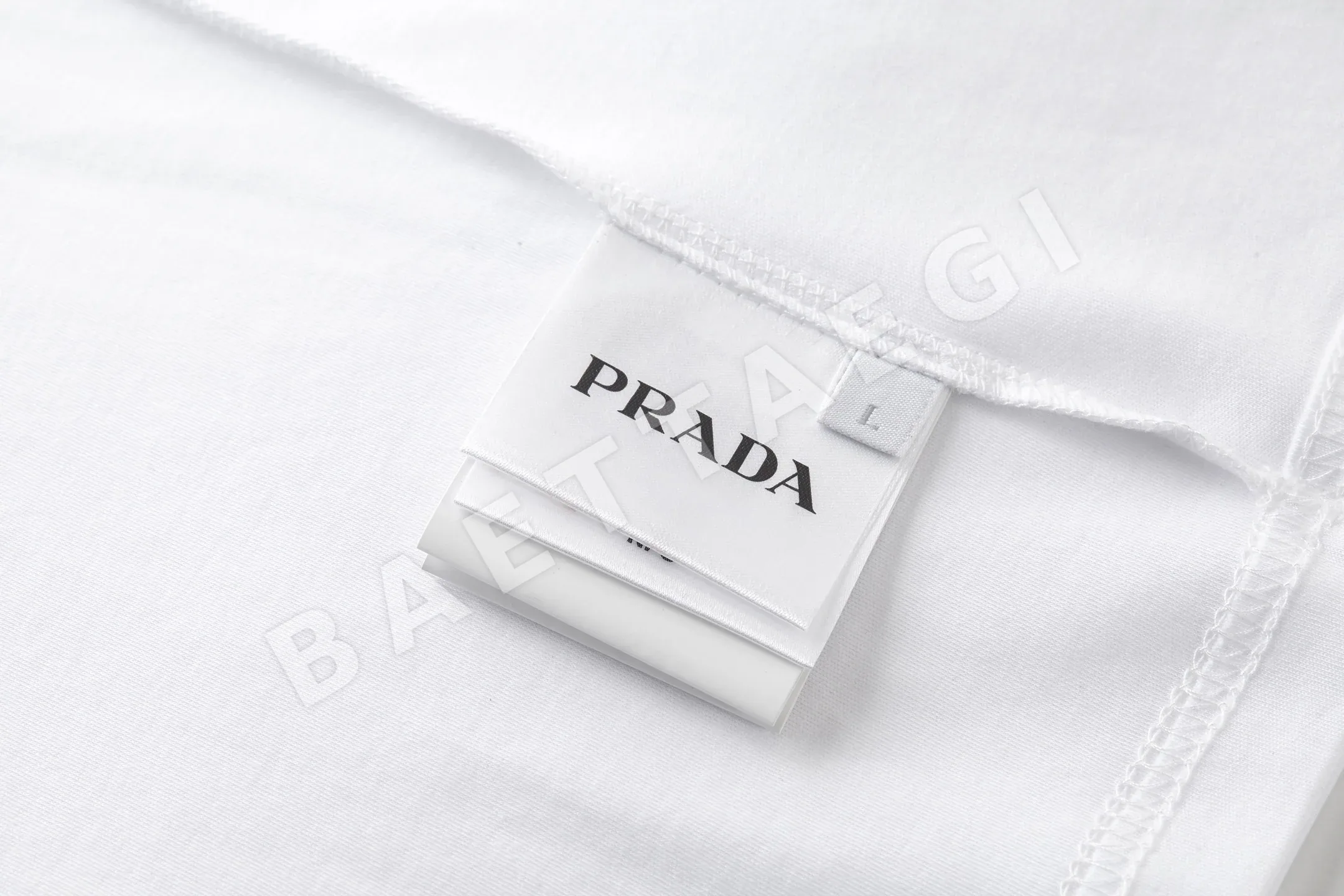 프라다 클래식 스몰 로고 자수 반팔 티셔츠 상세 이미지 5