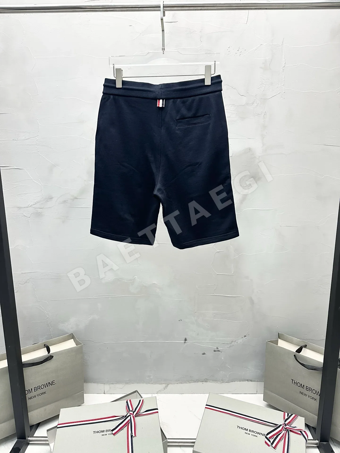 톰브라운 실염색 레드 스트라이프 컬러 블록 반바지 상세 이미지 9