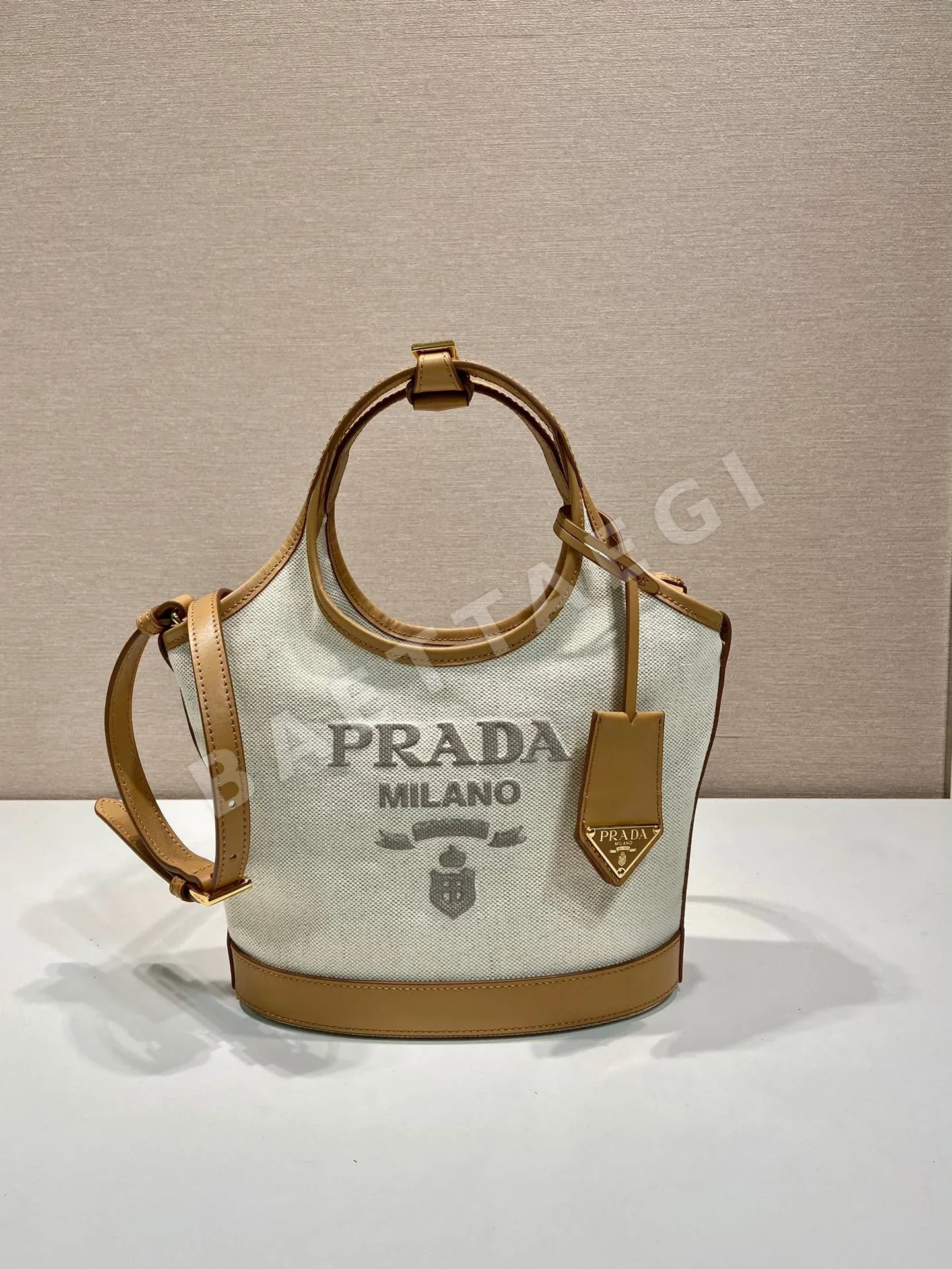 프라다 클래식 가죽 미니 숄더백 21 cm 188881