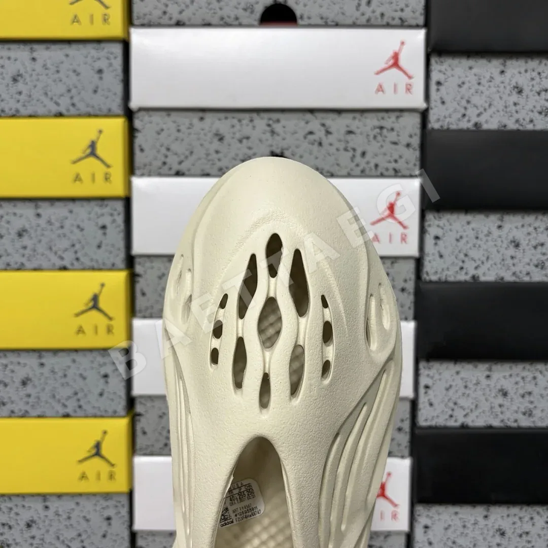 아디다스 [LW] 이지 폼 RNNR FY4567 200645 Adidas Yeezy Foam RNNR Sand 상세 이미지 3