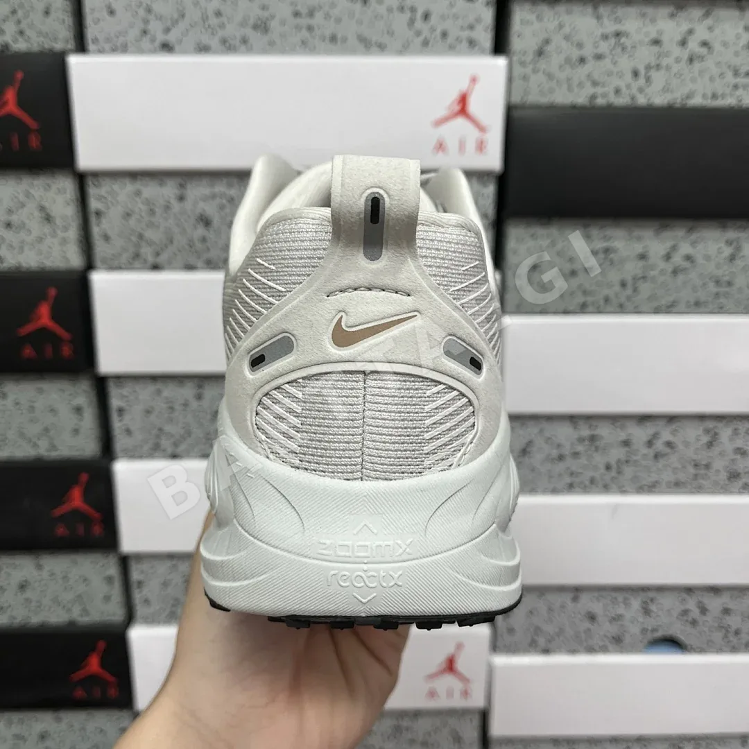 나이키 줌 보메로 18 HM6803-009 201113 Nike Zoom Vomero 18 상세 이미지 10