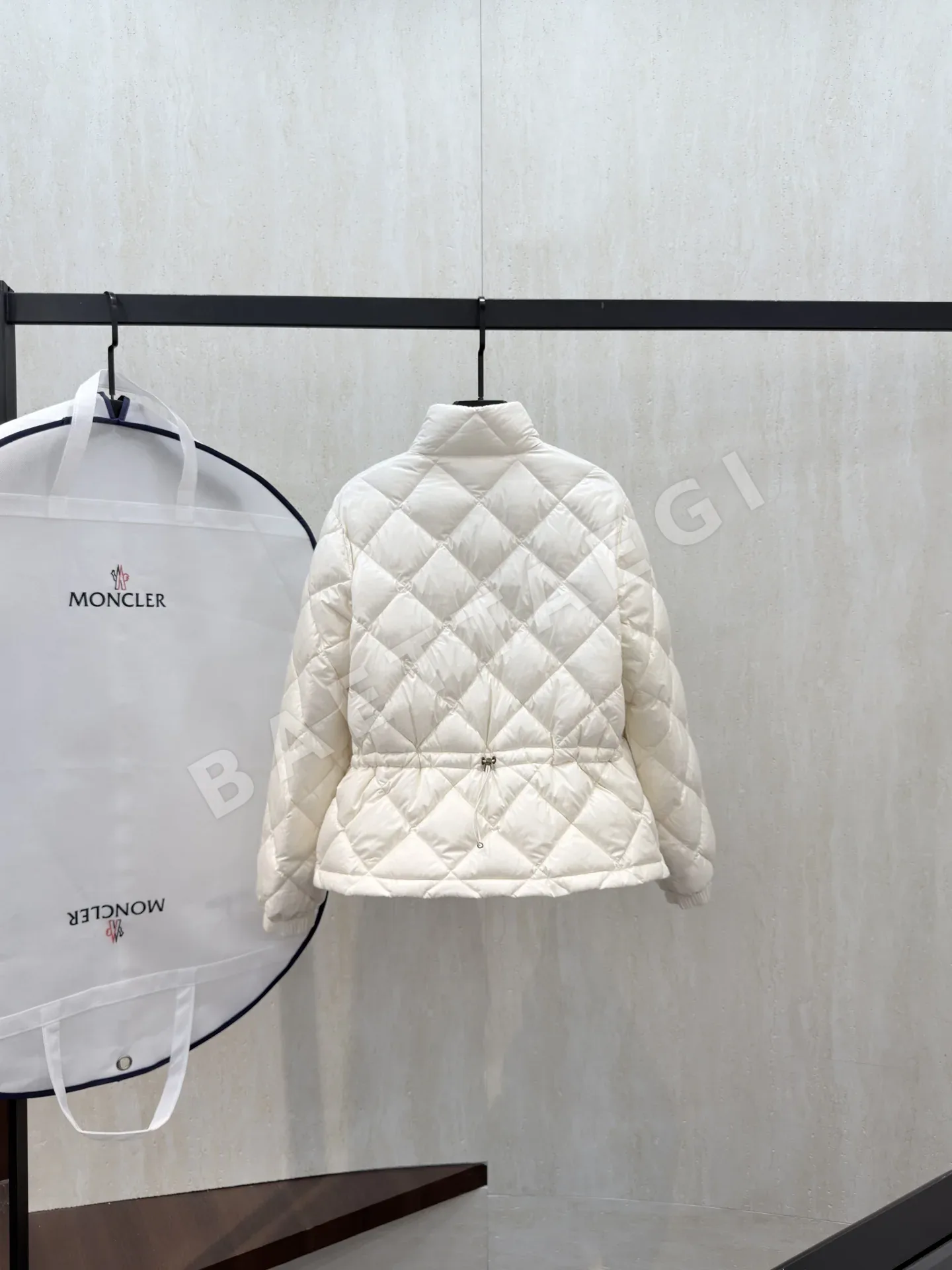몽클레르 여성 화이트 덕다운 패딩 상세 이미지 9