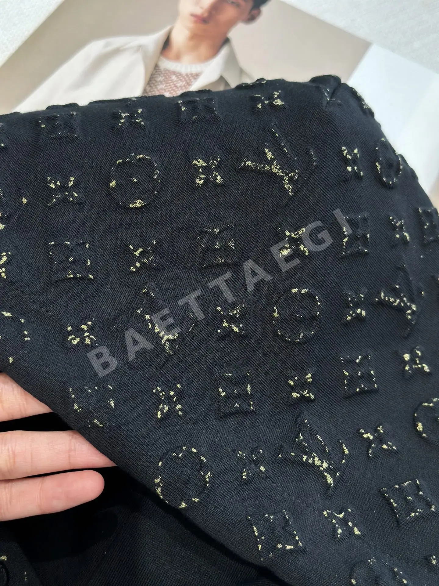 루이비통 LV 반사 로고 엠보싱 남성 후드티 상세 이미지 4