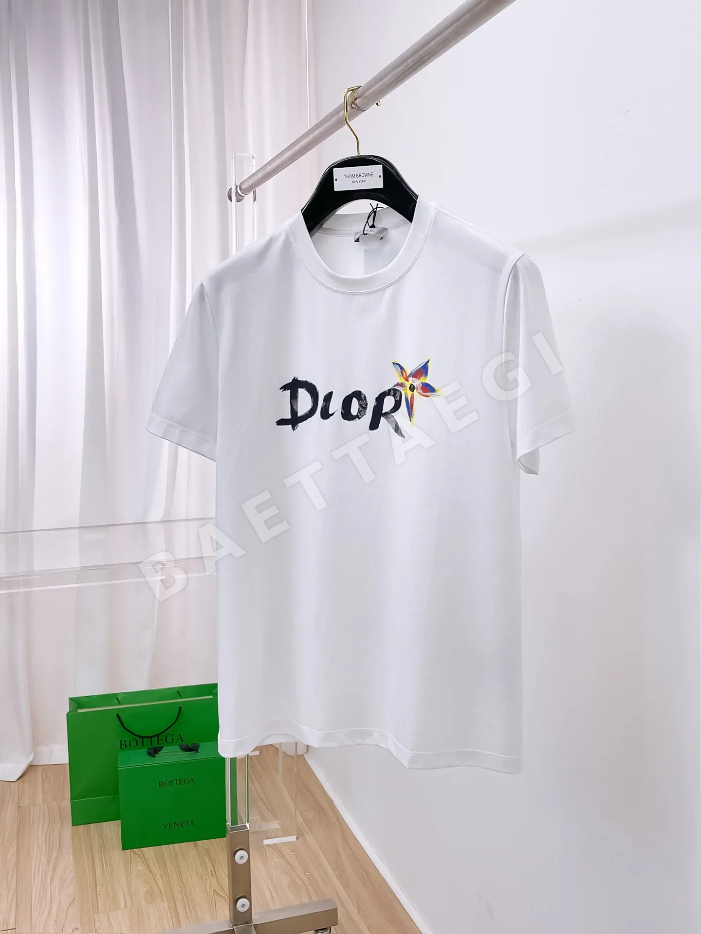 디올 크루넥 반팔 티셔츠 135543