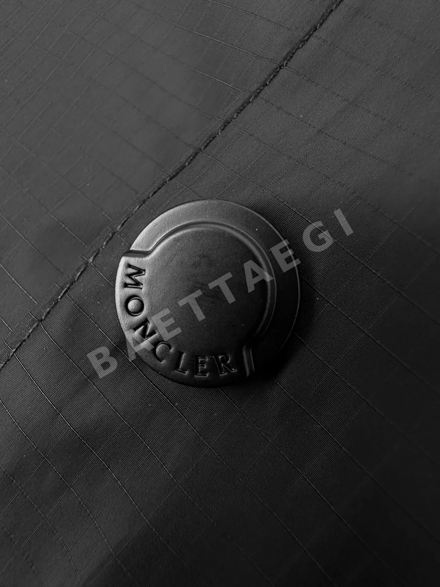 몽클레르 로고 메시 포켓 남성 반팔 니트 셔츠 상세 이미지 7