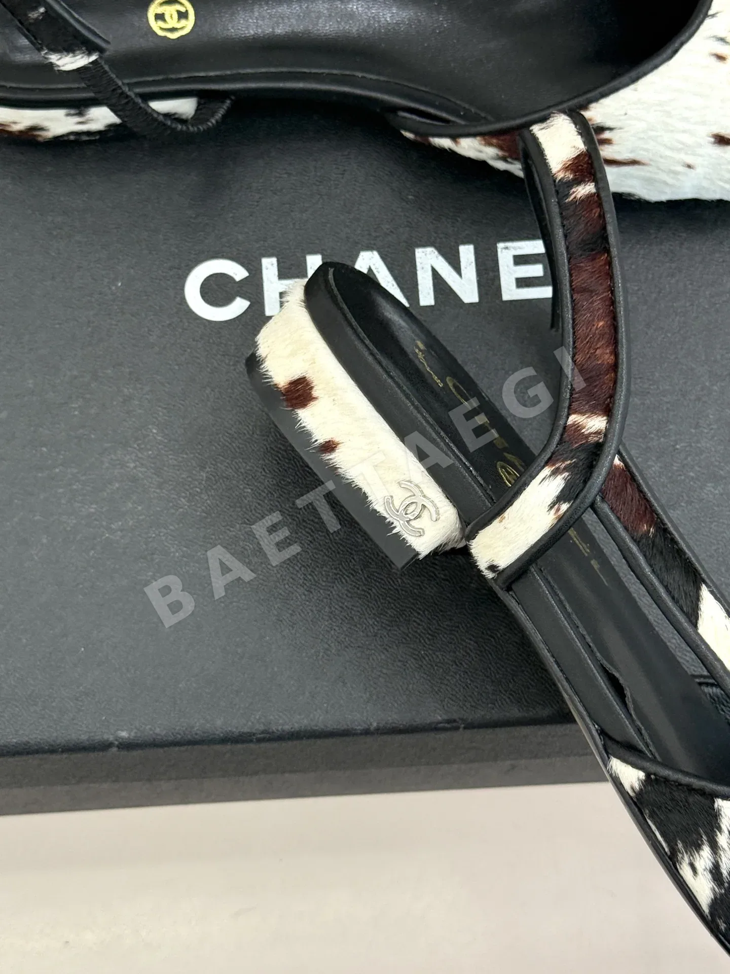 샤넬 더블 C 메탈 버클 레오파드 포니 헤어 샌들 상세 이미지 6