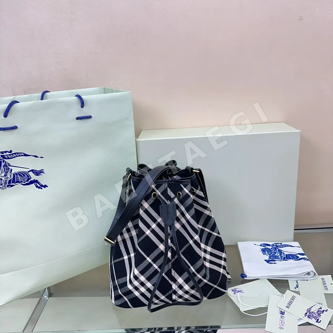 버버리 코튼 트윌 드로스트링 버킷백 상세 이미지 2
