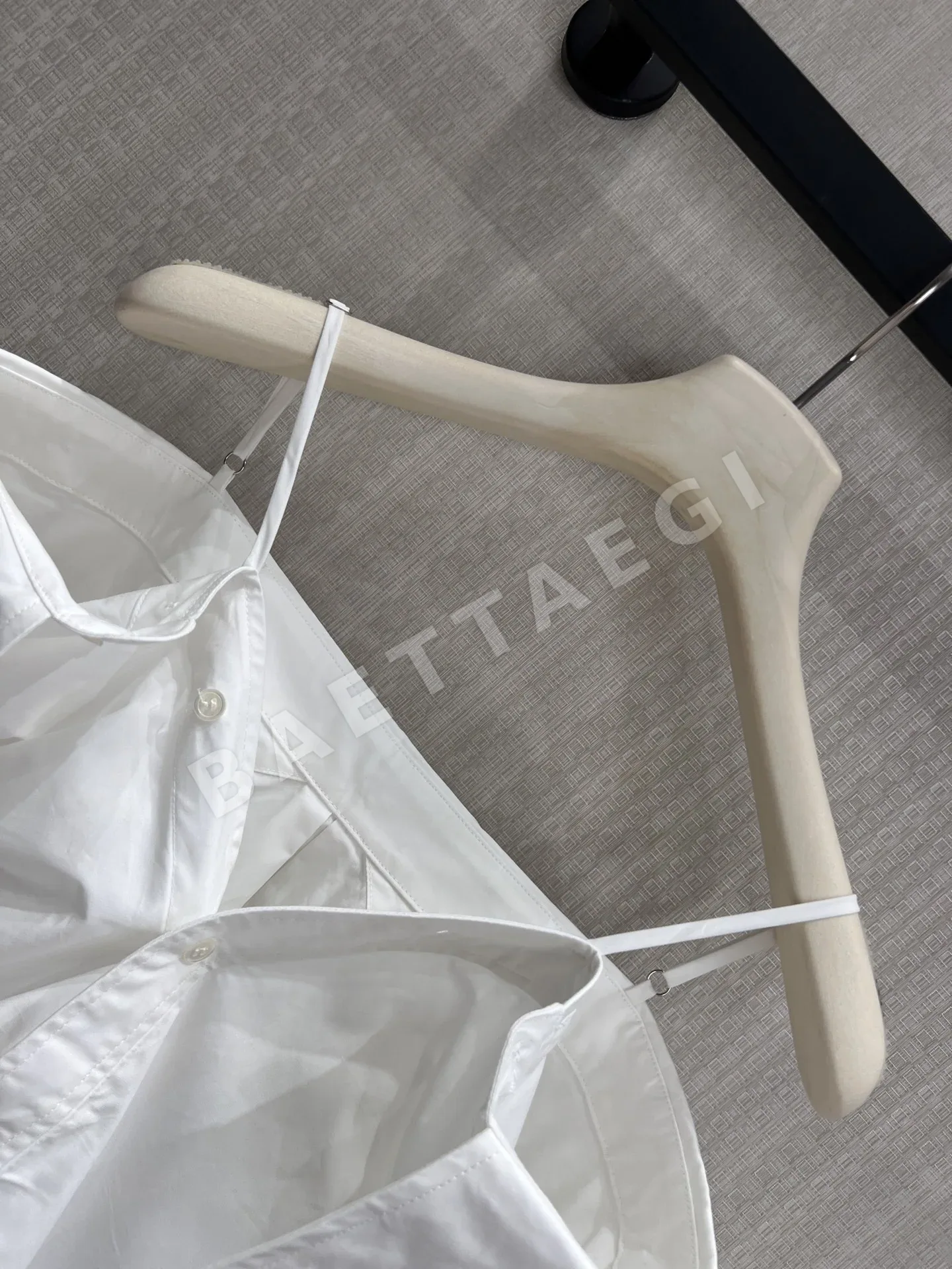 알렉산더왕 스트랩리스 오프숄더 크롭 셔츠 상세 이미지 4
